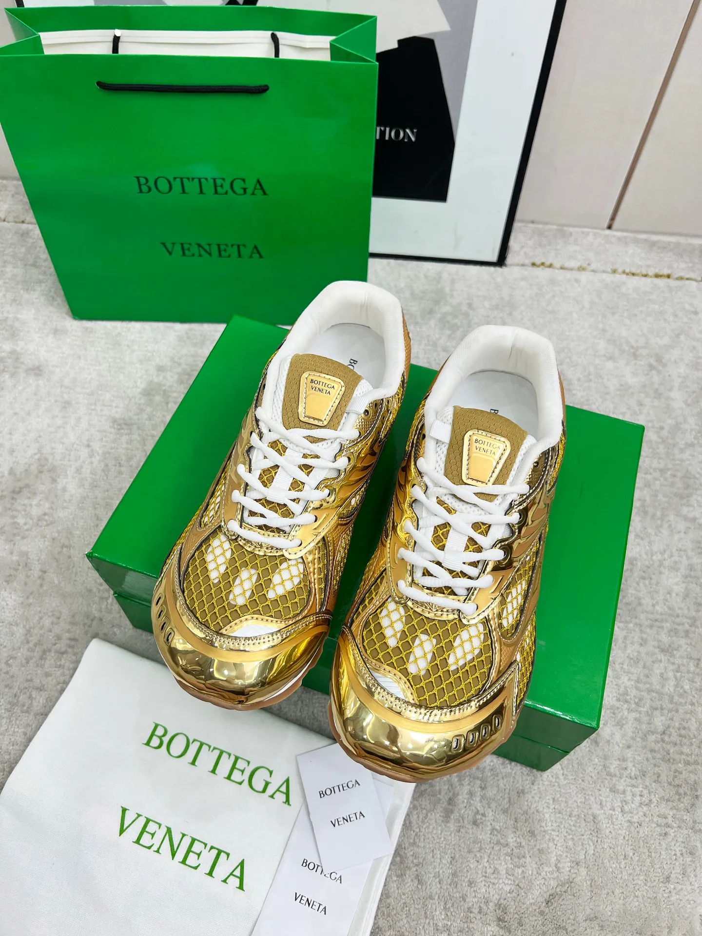 P540. Top version (couples model) Bottega Veneta Bottega Veneta 23ss autumn and winter show BV Orbit sneakers Wang Yibo's same style couples casual shoes dad shoes! Runner sneakers! Original purchase and development!  Made of original lightweight technical mesh fabric, the same as the original version! The process is complicated!  Paired with a rubber outsole designed with a geometric pattern, the high version of the Wang Zha series is actually much taller, but the legs still look slim. Very nice. Durable and playable, standard and version-matching shoe package technology, look for high-end versions. The original outsole is exclusively molded, and the color-blocked TPU outsole is used. The material and weight are the same as the original!  Size: #Female 35-41 (40 and 41 customized sizes are non-refundable) Male 39-45 (45 size customized are non-returnable and exchangeable)